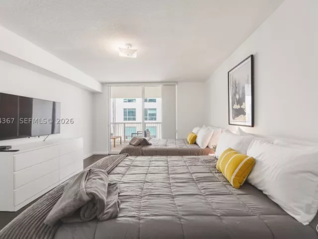 1-bedroom condo for sale in Miami - 1200 Brickell Bay Dr 3614 - MondialRealty