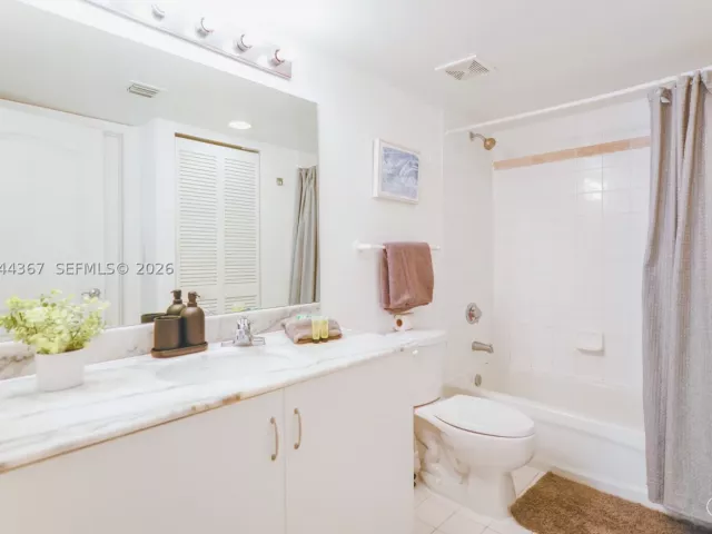 1-bedroom condo for sale in Miami - 1200 Brickell Bay Dr 3614 - MondialRealty
