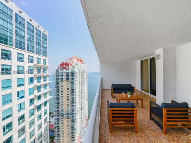 1-bedroom condo for sale in Miami - 1200 Brickell Bay Dr 3614 - MondialRealty