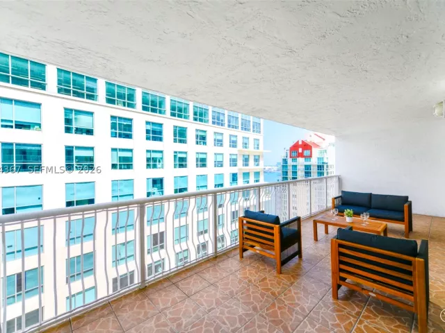 1-bedroom condo for sale in Miami - 1200 Brickell Bay Dr 3614 - MondialRealty