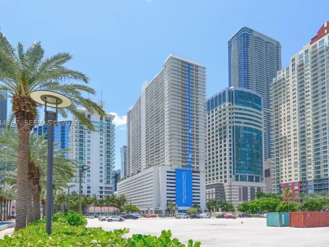 1-bedroom condo for sale in Miami - 1200 Brickell Bay Dr 3614 - MondialRealty