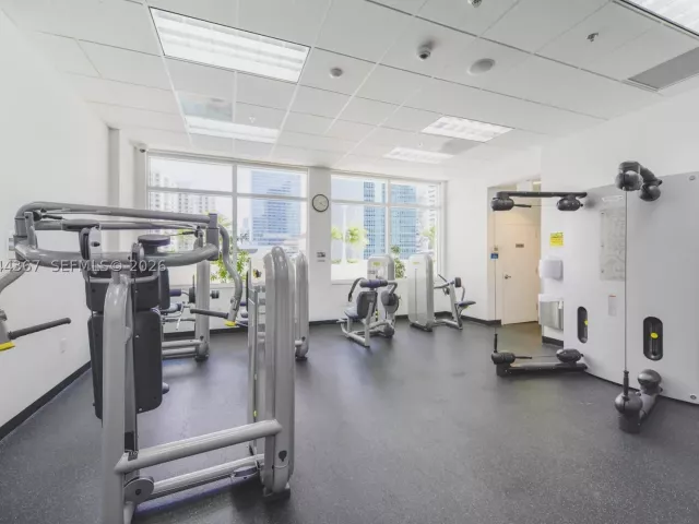 1-bedroom condo for sale in Miami - 1200 Brickell Bay Dr 3614 - MondialRealty