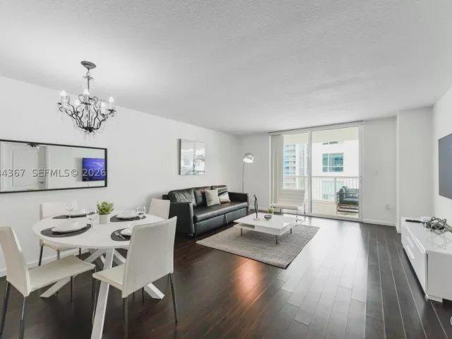 1-bedroom condo for sale in Miami - 1200 Brickell Bay Dr 3614 - MondialRealty