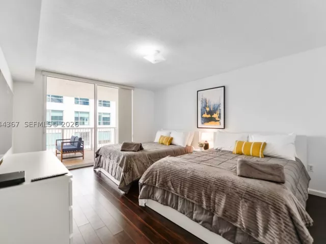 1-bedroom condo for sale in Miami - 1200 Brickell Bay Dr 3614 - MondialRealty