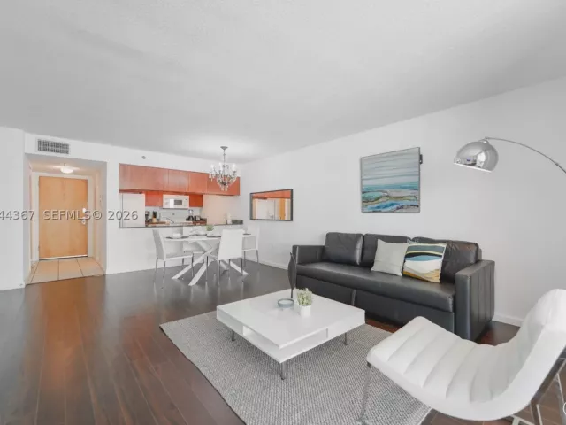 1-bedroom condo for sale in Miami - 1200 Brickell Bay Dr 3614 - MondialRealty