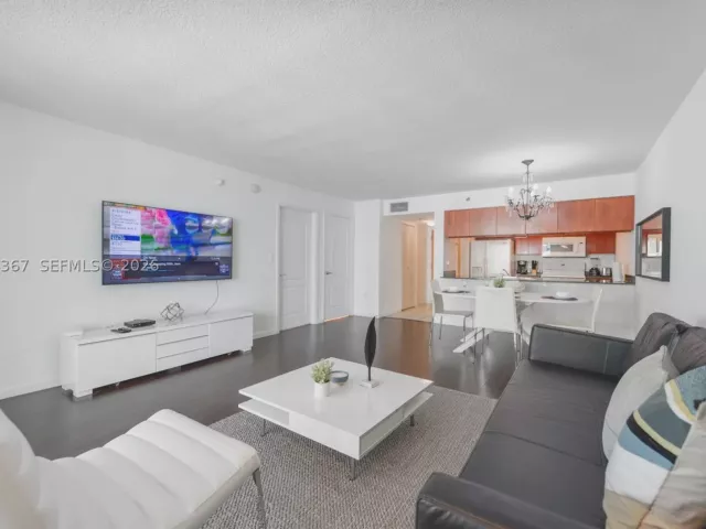1-bedroom condo for sale in Miami - 1200 Brickell Bay Dr 3614 - MondialRealty