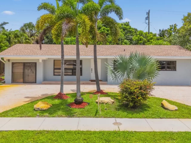4-bedroom home for sale in Fort Lauderdale - 3313 SW 19th Street - MondialRealty
