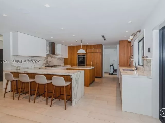 5-bedroom home for rent in Coral Gables - 1035 Catalonia ave - MondialRealty