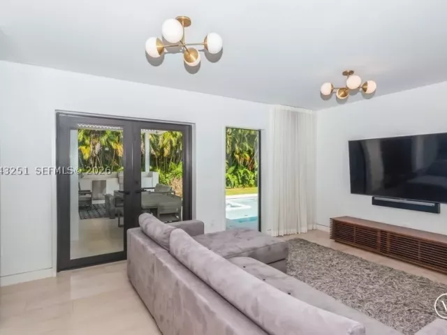 5-bedroom home for rent in Coral Gables - 1035 Catalonia ave - MondialRealty