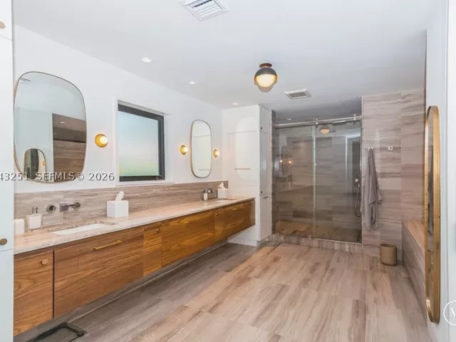 5-bedroom home for rent in Coral Gables - 1035 Catalonia ave - MondialRealty