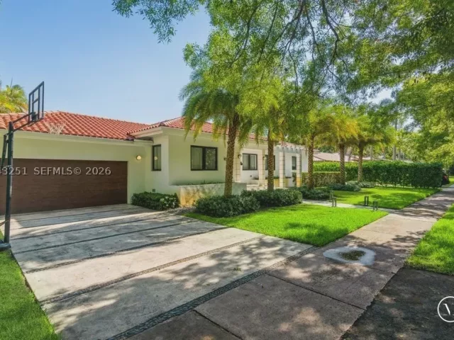 5-bedroom home for rent in Coral Gables - 1035 Catalonia ave - MondialRealty