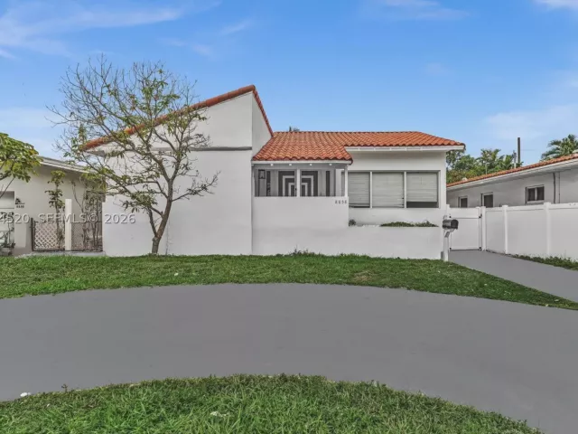 4-bedroom home for rent in Surfside - 8858 Harding Ave - MondialRealty