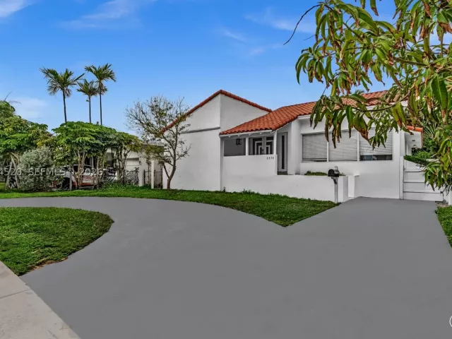 4-bedroom home for rent in Surfside - 8858 Harding Ave - MondialRealty