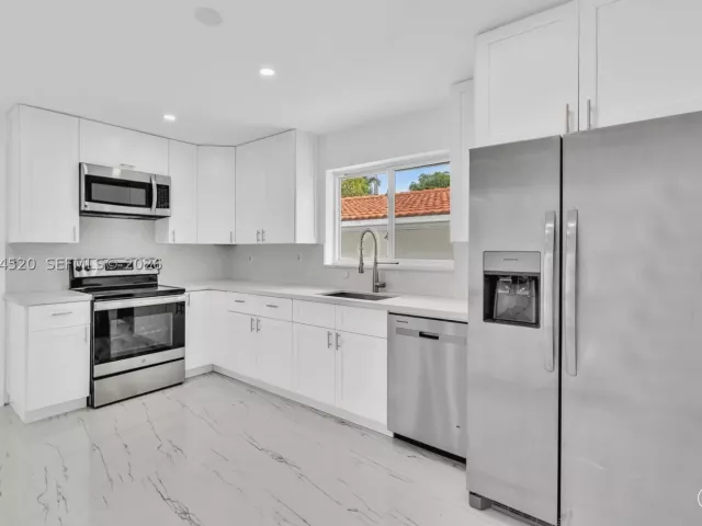 4-bedroom home for rent in Surfside - 8858 Harding Ave - MondialRealty