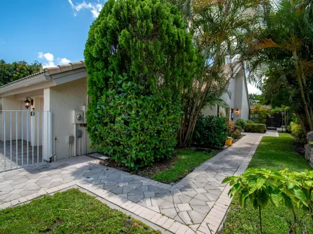 2-bedroom home for rent in Boca Raton - 9708 Erica Court - MondialRealty