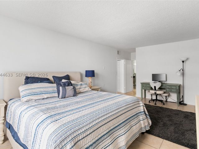 2-bedroom condo for sale in Hollywood - 3725 S Ocean Dr 1117 - MondialRealty