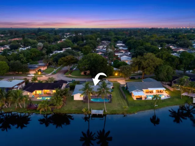 4-bedroom home for sale in Cooper City - 5152 SW 104th Avenue - MondialRealty