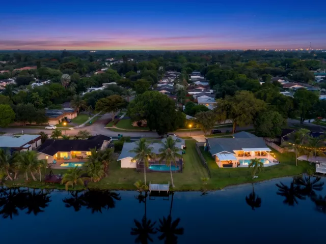 4-bedroom home for sale in Cooper City - 5152 SW 104th Avenue - MondialRealty