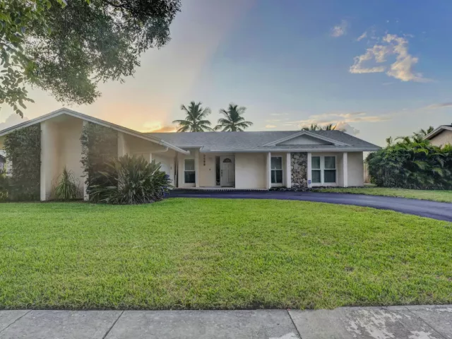 4-bedroom home for sale in Cooper City - 5152 SW 104th Avenue - MondialRealty
