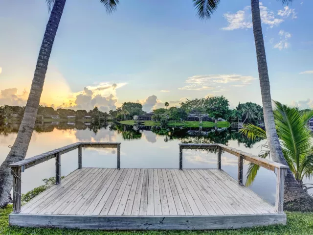 4-bedroom home for sale in Cooper City - 5152 SW 104th Avenue - MondialRealty