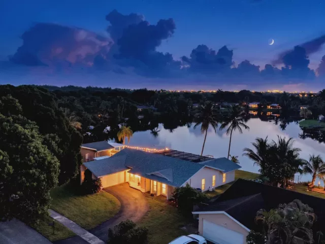 4-bedroom home for sale in Cooper City - 5152 SW 104th Avenue - MondialRealty