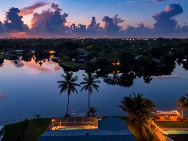 4-bedroom home for sale in Cooper City - 5152 SW 104th Avenue - MondialRealty