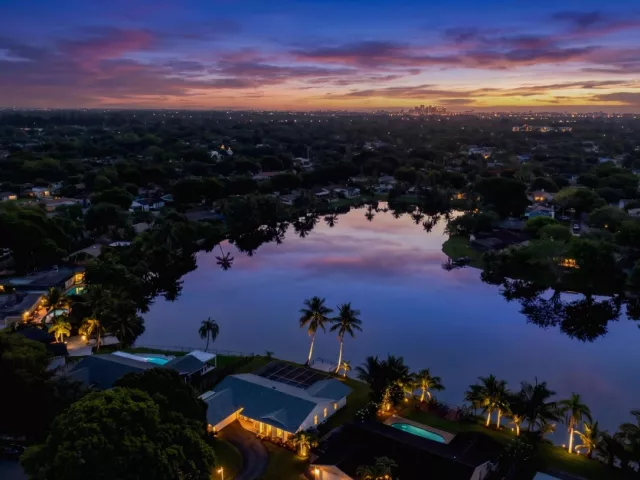 4-bedroom home for sale in Cooper City - 5152 SW 104th Avenue - MondialRealty