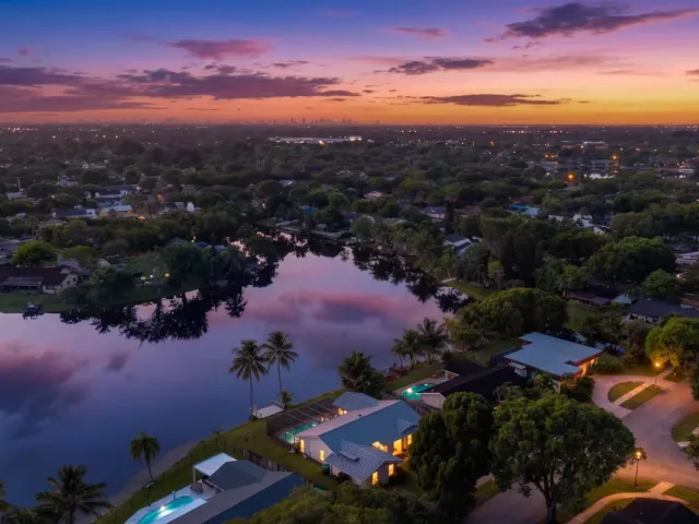 4-bedroom home for sale in Cooper City - 5152 SW 104th Avenue - MondialRealty