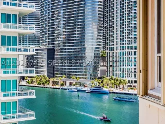1-bedroom condo for sale in Miami - 888 Brickell Key Dr 1002 - MondialRealty