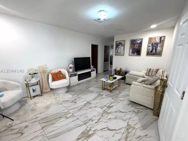 4-bedroom home for sale in Hollywood - 5851-5853 Fillmore St - MondialRealty