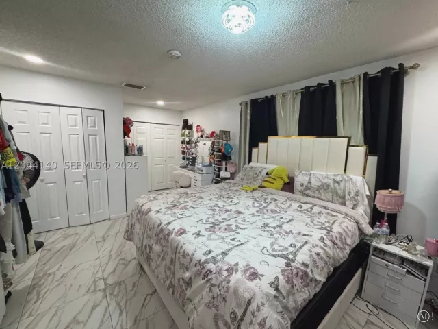 4-bedroom home for sale in Hollywood - 5851-5853 Fillmore St - MondialRealty