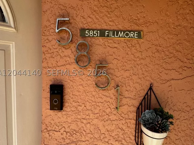 4-bedroom home for sale in Hollywood - 5851-5853 Fillmore St - MondialRealty