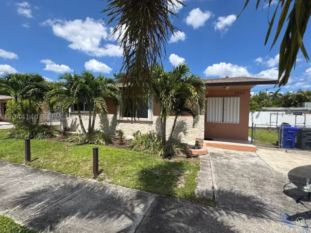 4-bedroom home for sale in Hollywood - 5851-5853 Fillmore St - MondialRealty