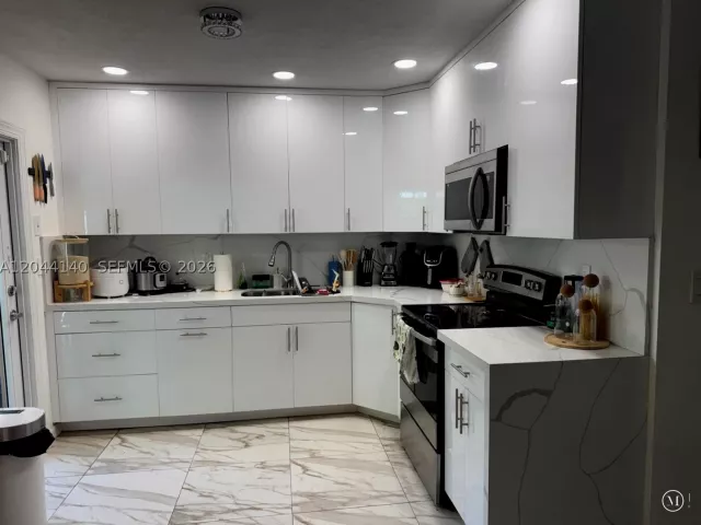 4-bedroom home for sale in Hollywood - 5851-5853 Fillmore St - MondialRealty