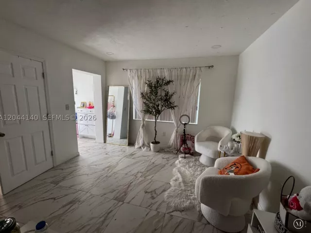 4-bedroom home for sale in Hollywood - 5851-5853 Fillmore St - MondialRealty