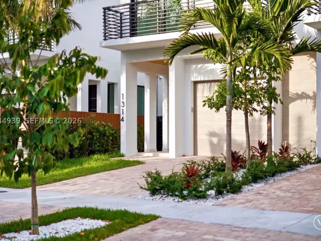 3-bedroom home for sale in Fort Lauderdale - 1332 NE 16th Ter - MondialRealty