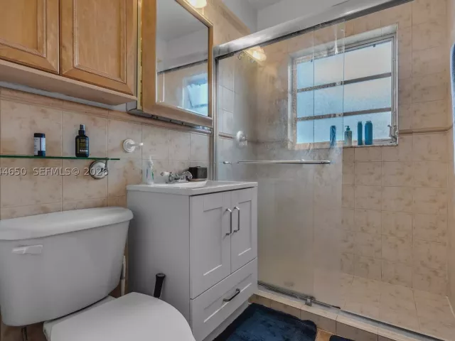 5-bedroom home for rent in Coral Gables - 1439 Miller Rd - MondialRealty