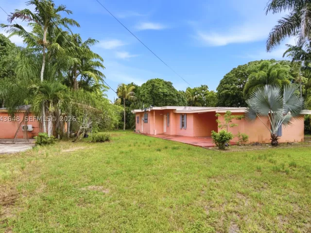 3-bedroom home for sale in Homestead - 15401 SW 240th St - MondialRealty