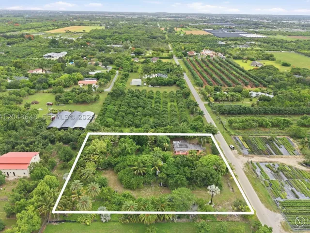 3-bedroom home for sale in Homestead - 15401 SW 240th St - MondialRealty