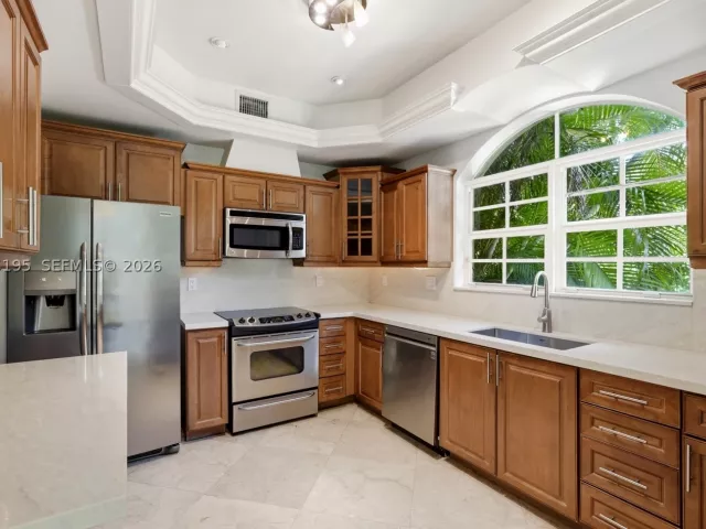 3-bedroom home for rent in Key Biscayne - 592 Fernwood Rd B - MondialRealty