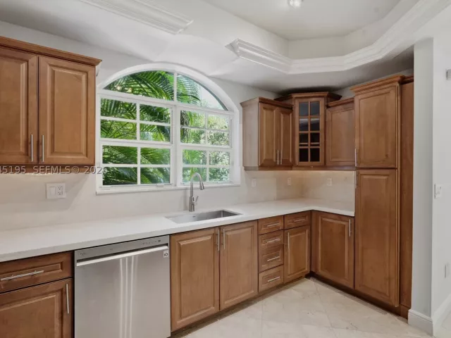 3-bedroom home for rent in Key Biscayne - 592 Fernwood Rd B - MondialRealty