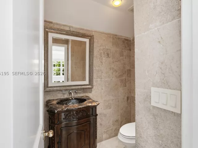 3-bedroom home for rent in Key Biscayne - 592 Fernwood Rd B - MondialRealty