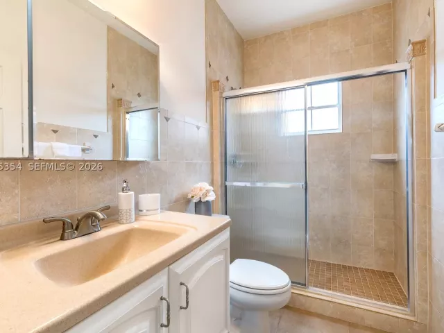 5-bedroom home for rent in Doral - 5132 NW 106th Ave 5132 - MondialRealty