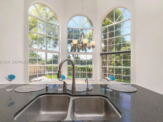5-bedroom home for rent in Doral - 5132 NW 106th Ave 5132 - MondialRealty