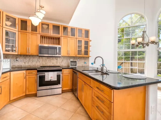 5-bedroom home for rent in Doral - 5132 NW 106th Ave 5132 - MondialRealty