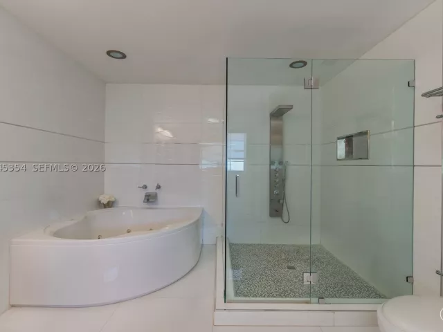 5-bedroom home for rent in Doral - 5132 NW 106th Ave 5132 - MondialRealty