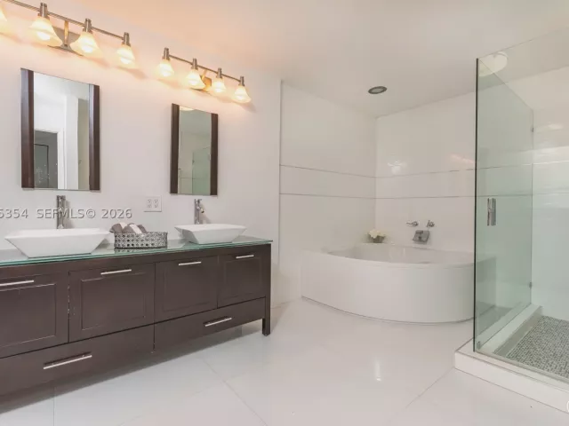 5-bedroom home for rent in Doral - 5132 NW 106th Ave 5132 - MondialRealty