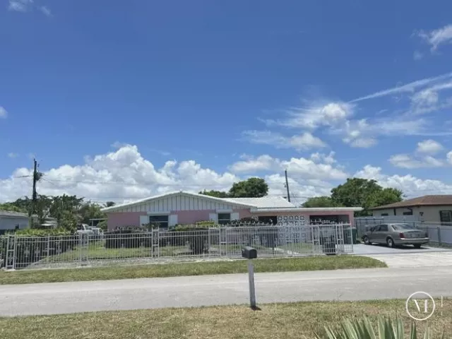 3-bedroom home for sale in Miami - 14620 E Polk Street - MondialRealty