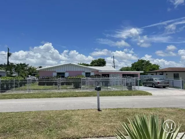 3-bedroom home for sale in Miami - 14620 E Polk Street - MondialRealty