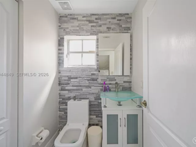 4-bedroom home for sale in Miami - 16546 SW 103rd Ln - MondialRealty